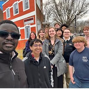 Dr. Gana Ndiaye 和 Logan Museum Assistant Curator Leeann Ream touring the Pilsen Neighborhood with students from ANTH 275 Global Cities.